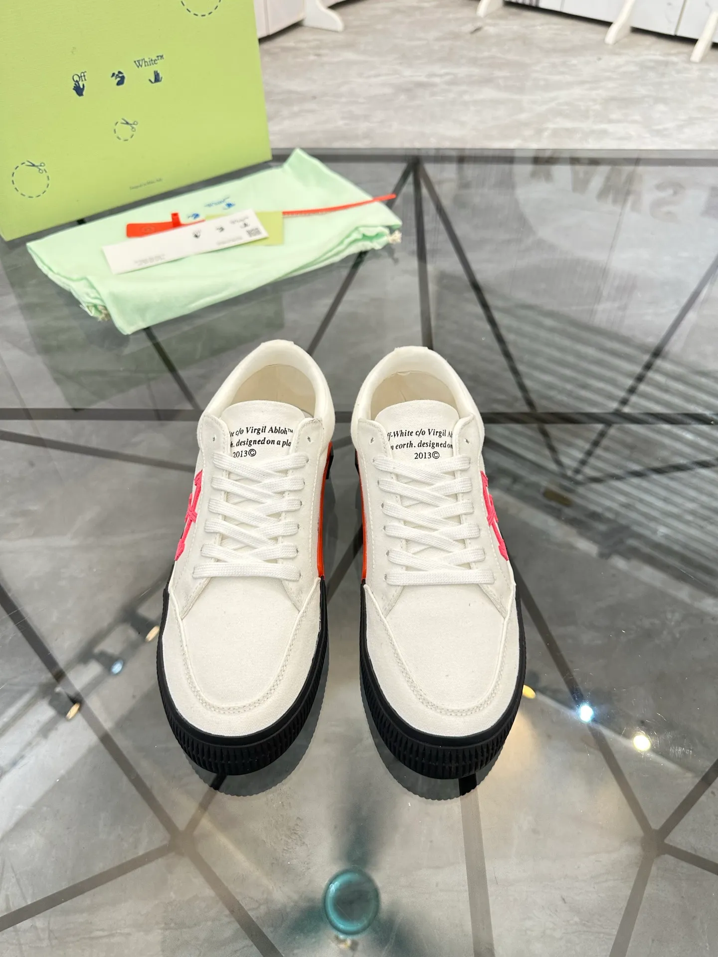 Selling men's shoes 💰: 💰P440¥ Product trademark: OFF WHITE *"OFF WHITE*" low-top casual shoes Regular size: 35-45 (can be customized to 46) Couple style Product materials: original material from the upper counter, breathable lining, original outsole. No.: H203